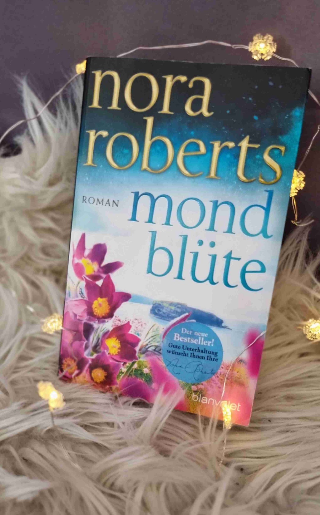 was für ein Buch. 
liebte es zu lesen. man konnte nur schwer aufhören. wie wen man selbst in dem Buch gefesselt wäre. 