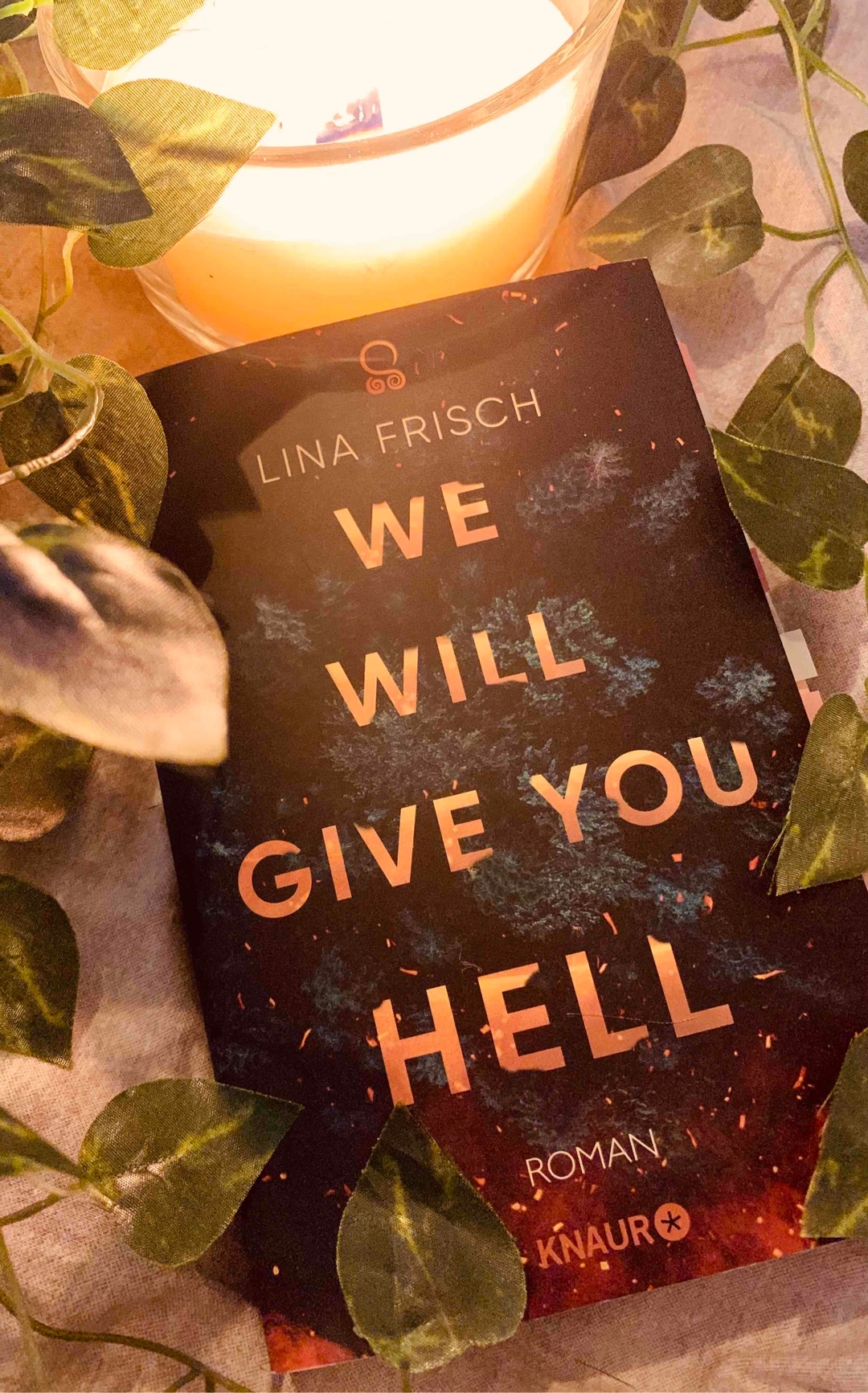 Monatshighlight 🤍
Diese Geschichte hat weibliche Wut und nordische Mythologie in sich!
Urban Fantasy mit wichtiger Botschaft und einer queeren Liebesgeschichte.