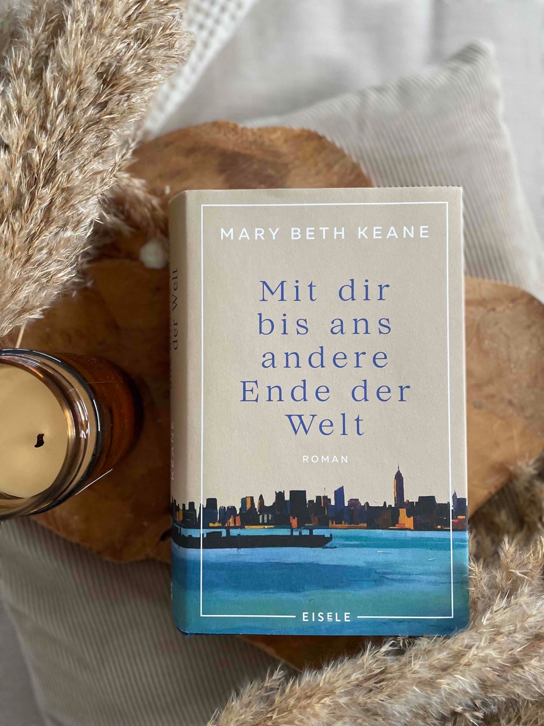 📖 Ein ordentlicher Schmöker, der völlig unaufgeregt und dennoch interessant die Geschichte der irischen Familie Cahill über mehrere Jahrzehnte erzählt.