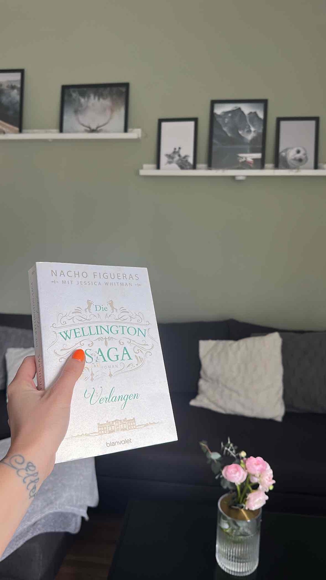 Lässt sich flüssig und in einem Rutsch durchlesen, aber ich muss sagen ich fand die Story dann doch etwas platt. Man hätte wesentlich mehr aus dem Buch rausholen können. Keine wirklichen Dialoge und auch das Ende ist absolut nicht befriedigend.
Das der Vater einfach seinen Sohn alleine lässt und verschwindet und man nie wieder von ihm hört, ist einfach super schade.
Mir wäre es lieber gewesen das Buch hätte noch ein paar Seiten mehr gehabt und dafür wäre die Geschichte zu Ende erzählt gewesen. So hat man einfach den Eindruck der Autor wollte das Buch schnell zu Ende bringen. Schade.