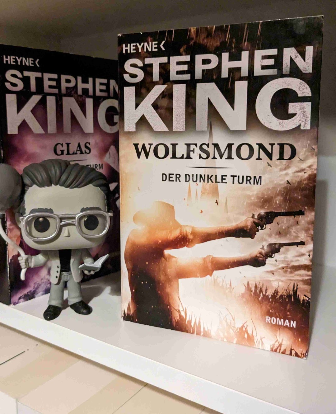 Roland von Gilead ist weiterhin auf der Suche nach dem Magischen Dunklen Turm dabei gelangt er in den kleinen Ort Calla Bryn Sturgis und der nächste Angriff steht kurz bevor...