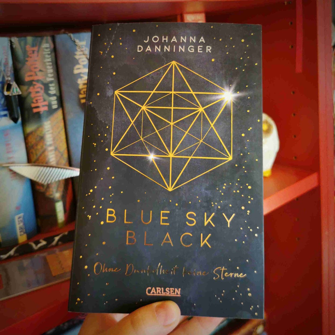 Blue Sky Black ist eine kleine, aber sehr feine Dystopie mit einer schönen Lovestory drin.
