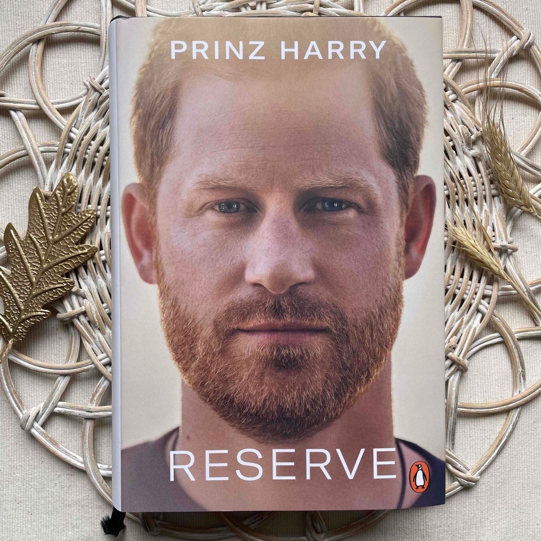 Die beste Biografie, die ich bisher gelesen habe!!! Als ich das Buch zum Geburtstag geschenkt bekommen hatte, habe ich keine großen Erwartungen gehabt. Diese Woche dann, habe ich mir das Buch geschnappt und angefangen zu lesen. Es ist von der ersten Seite an unglaublich fesselnd! Mir kam es zeitweise vor, als würde ich einen spannenden Roman lesen, weil ich nach jedem Kapitel wissen wollte, wie es weitergeht. Das Buch ist zudem sehr emotional aber auch zeitweise lustig und charmant. Eine tolle Schreibweise. Ich kann dieses Buch nur von Herzen empfehlen!