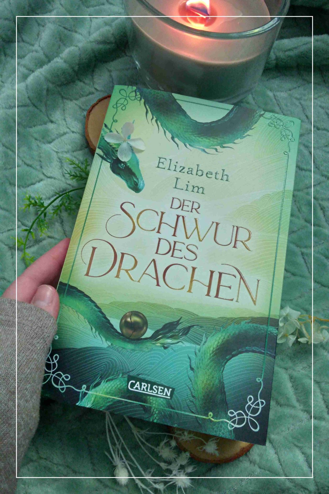 Ein wirklich magischer Abschluss für die Dilogie.♡
Es ist sooo unglaublich viel passiert! WOAH
Shiori ihre Brüder, Takkan und Tiki habe allesamt wieder richtig geglänzt. ✨️
Wir lernen hier den Kaiser ein bisschen mehr kennen und erfahren etwas mehr über Raikamas Vergangenheit was mit sehr gut gefallen hat. 🌸
Fazit: Eine Zauberhafte Geschichte zum drin versinken und absolutes Wohlfühl Buch. ♡