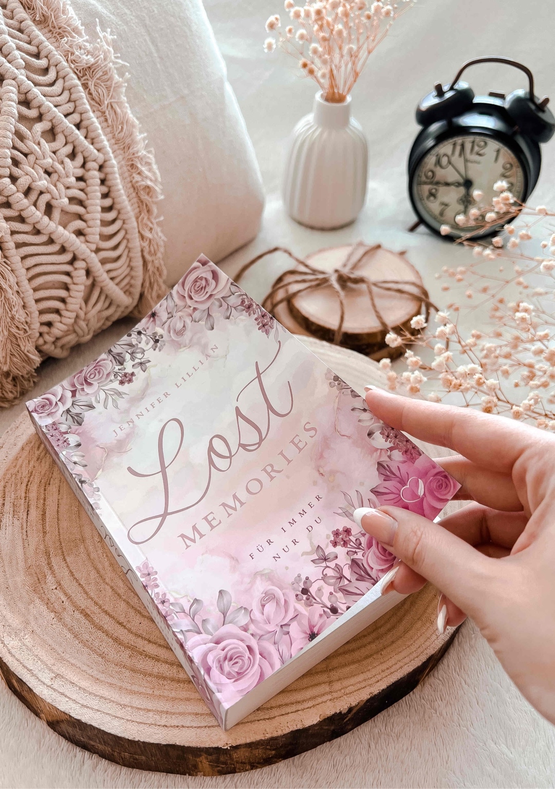 Lost Memories ist eine New-Adult-Romance Geschichte mit übernatürlichen Gefühlen. Es gibt Spannung, Herzschmerz, Freundschaft und auch Liebe. Trotz der kleinen Kritikpunkte habe ich das Buch gerne und flott gelesen, da mich die Aufklärung und die Beziehung der Protagonisten letztendlich sehr interessiert hat.
