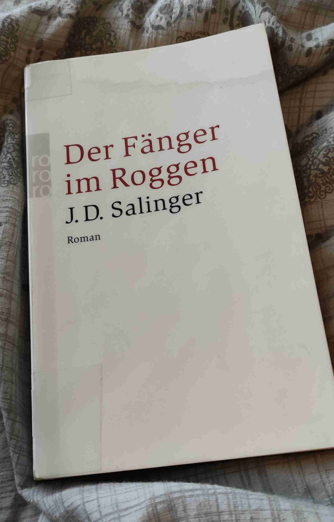 Traumatisierter, ängstlicher, trauriger Teenager auf seinem Weg durch die Welt ... 