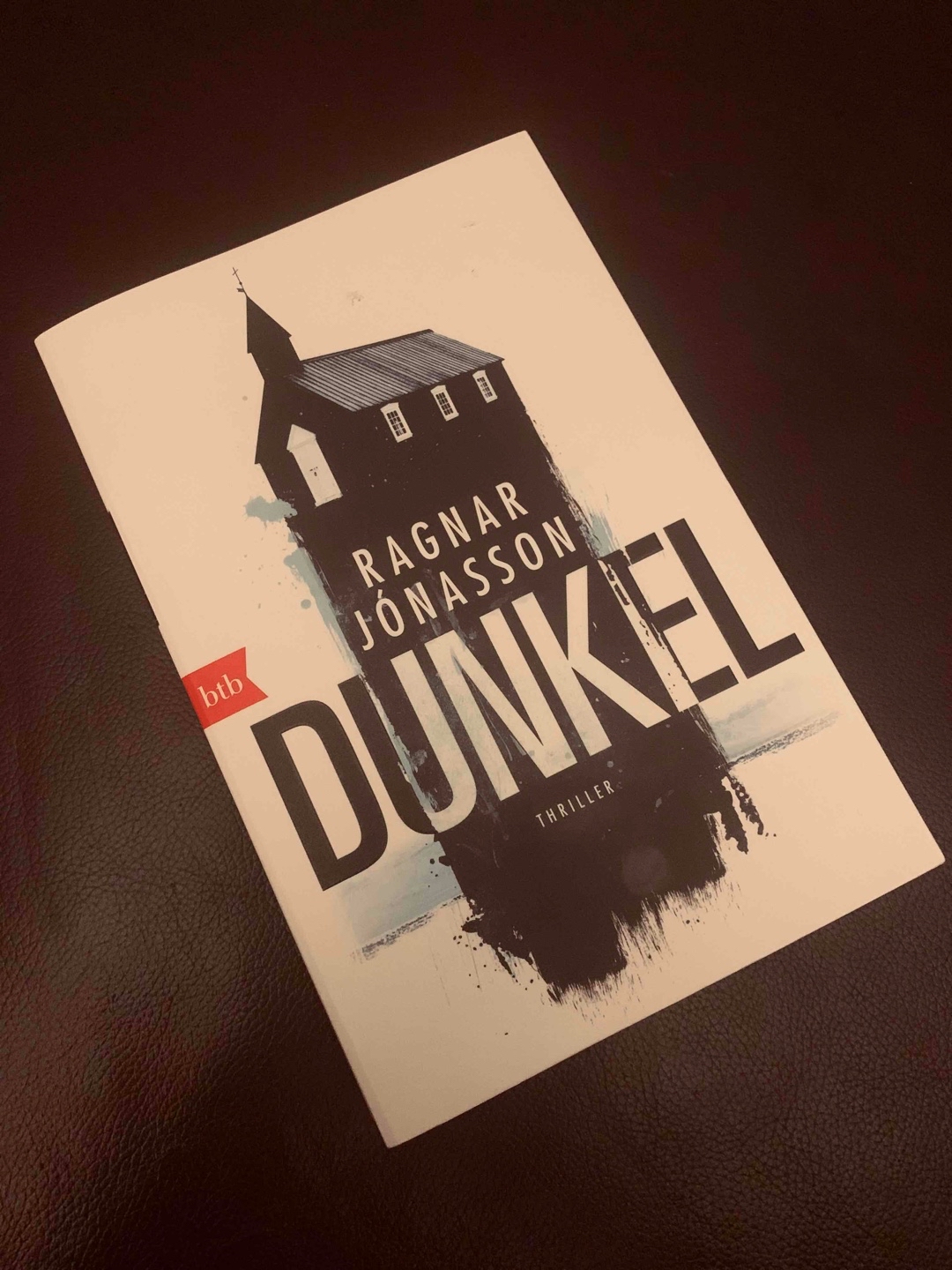 „Die einsamste Kommissarin Islands. Die riskanteste Ermittlung ihres Lebens. Die dunkelsten Schatten ihrer Vergangenheit.“