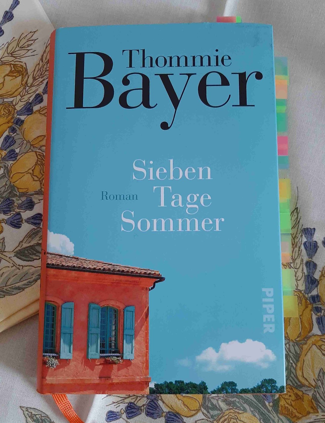 Thommie Bayers Roman verbindet gekonnt grosse Leichtigkeit mit Nachdenkenswertem und Tiefgründigem und wird sicher nicht der letzte sein, den ich von ihm lese.