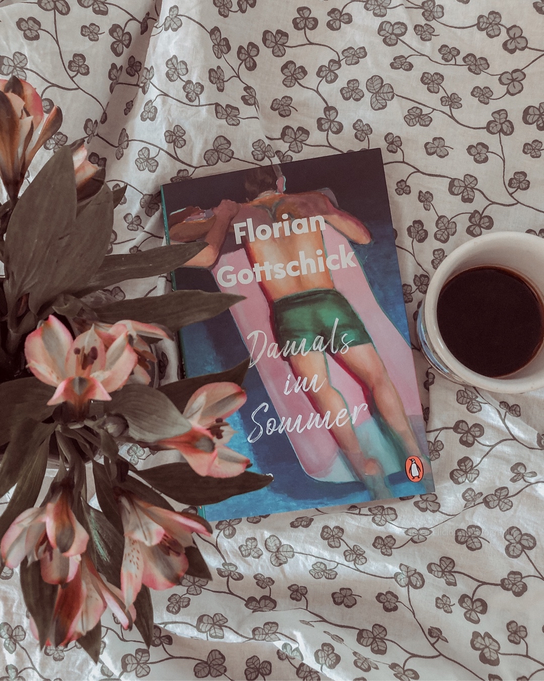 Gute, cringe freie contemporary Gay Romance, die mich berührt hat. Ich denke viel über dieses Buch nach. Der Sommer hätte länger sein müssen. Locker 200 Seiten mehr hätten mich happy gemacht. 