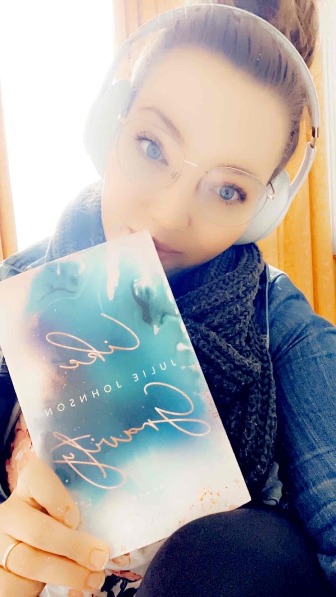 Das erste mal ein Buch lesen mit der passenden Playlist 🥰📚
Allein vom Prolog schon gefesselt und sprachlos 😮