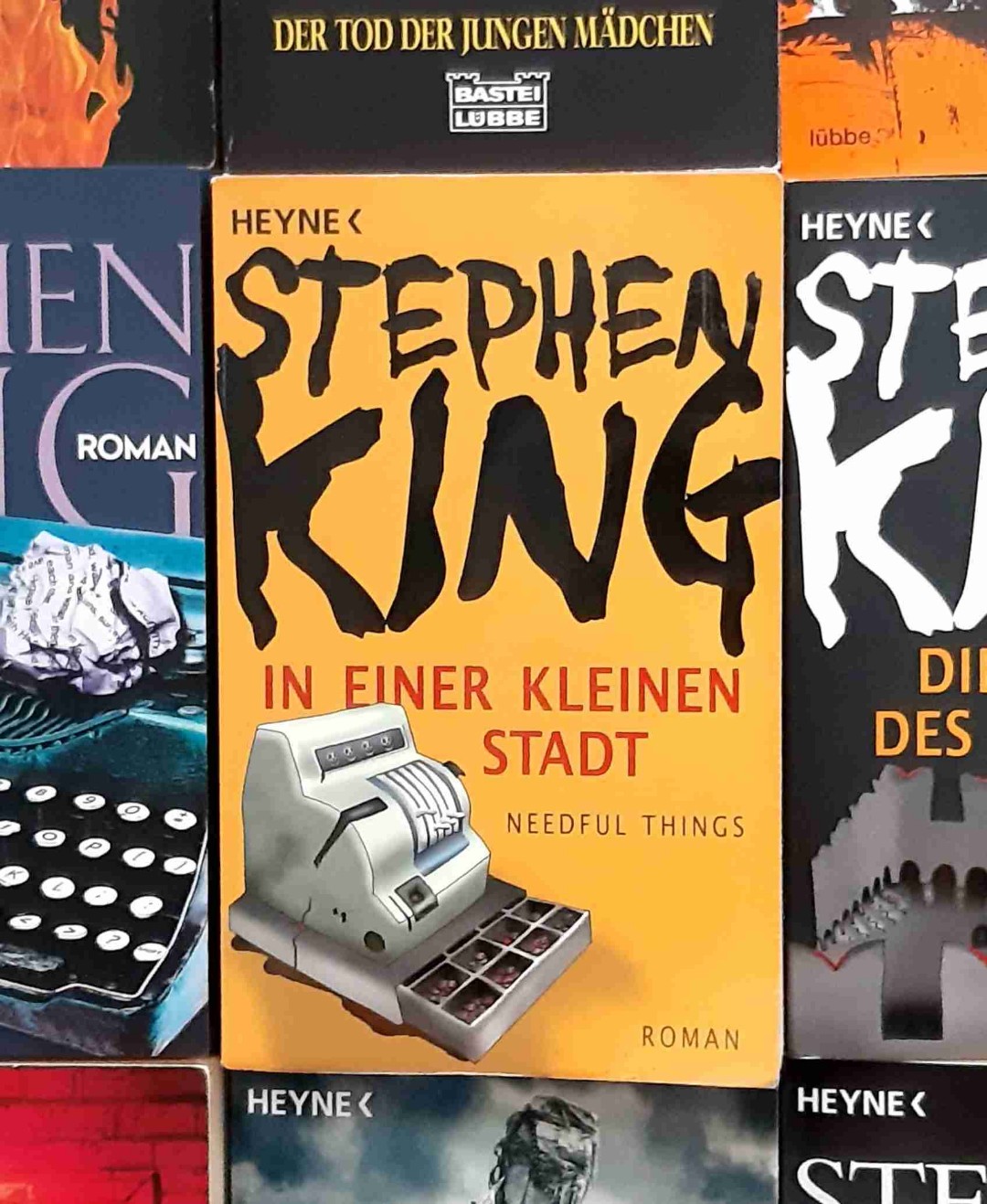 Sowohl als Buch als auch als Hörbuch absolut großartig. Beim Showdown am Ende etwas over the top, aber egal. Phantastisches Buch!