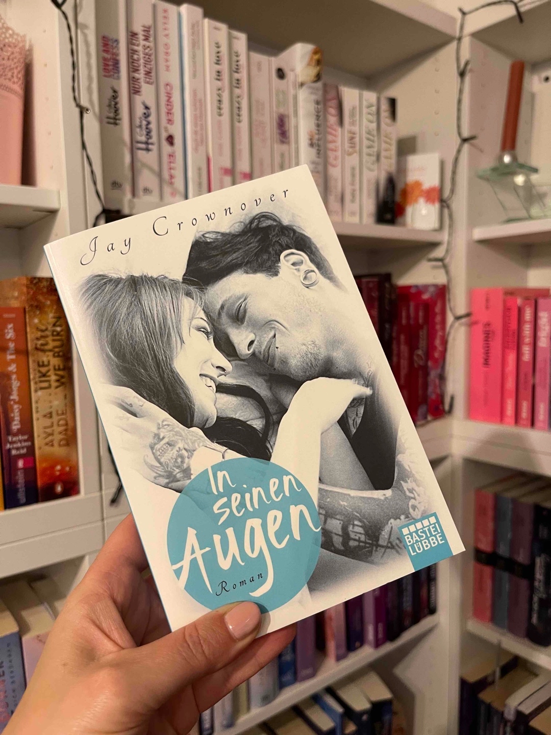 Puh, ich weiß echt nicht, was ich zu dem Buch sagen soll … Zwar hatte die Story gute Ansätze, aber manchmal waren mir die Protagonisten einfach zu anstrengend. So richtig ruiniert hat es aber eine Szene, als das Geheimnis des Bruders herauskam und wie die Familie darauf reagiert hat. Das ging für mich einfach gar nicht und ich war kurz davor, das Buch abzubrechen. Ganz am Schluss gab es dann noch einen echt schweren Logikfehler, der mir leider gezeigt hat, dass die Autorin schlecht recherchiert (oder das Lektorat nicht mitgedacht hat).
Ich habe das Buch als Hörbuch gehört und leider fand ich auch die Sprecher schlecht. 🙈
Bei der Bewertung bin ich zwischen 2 und 2,5 Sternen geschwankt, habe mich dann für 2,5 entschieden, da der Plot an sich nicht schlecht war.