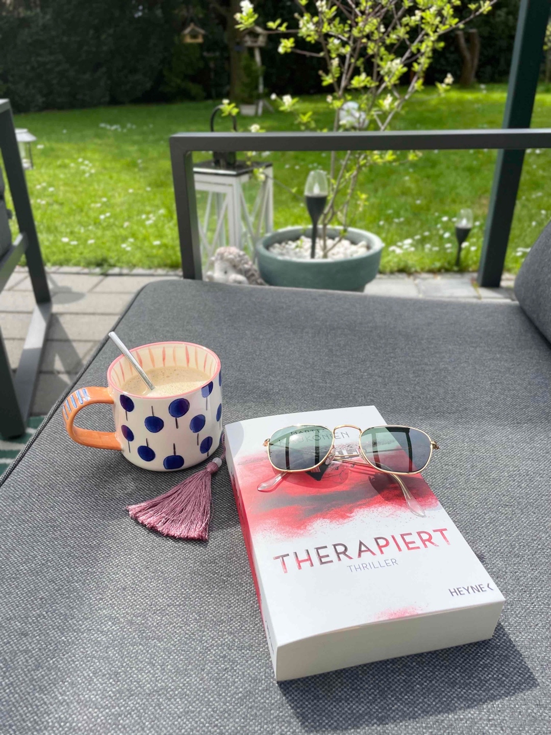 
Es hat mich leider nicht so sehr gepackt, in den letzten hundert Seiten hat dann doch ein bisschen Spannung aufgekommen lassen . Es ist wirklich schade, da das Buch so vielversprechend ausgesehen hat.

