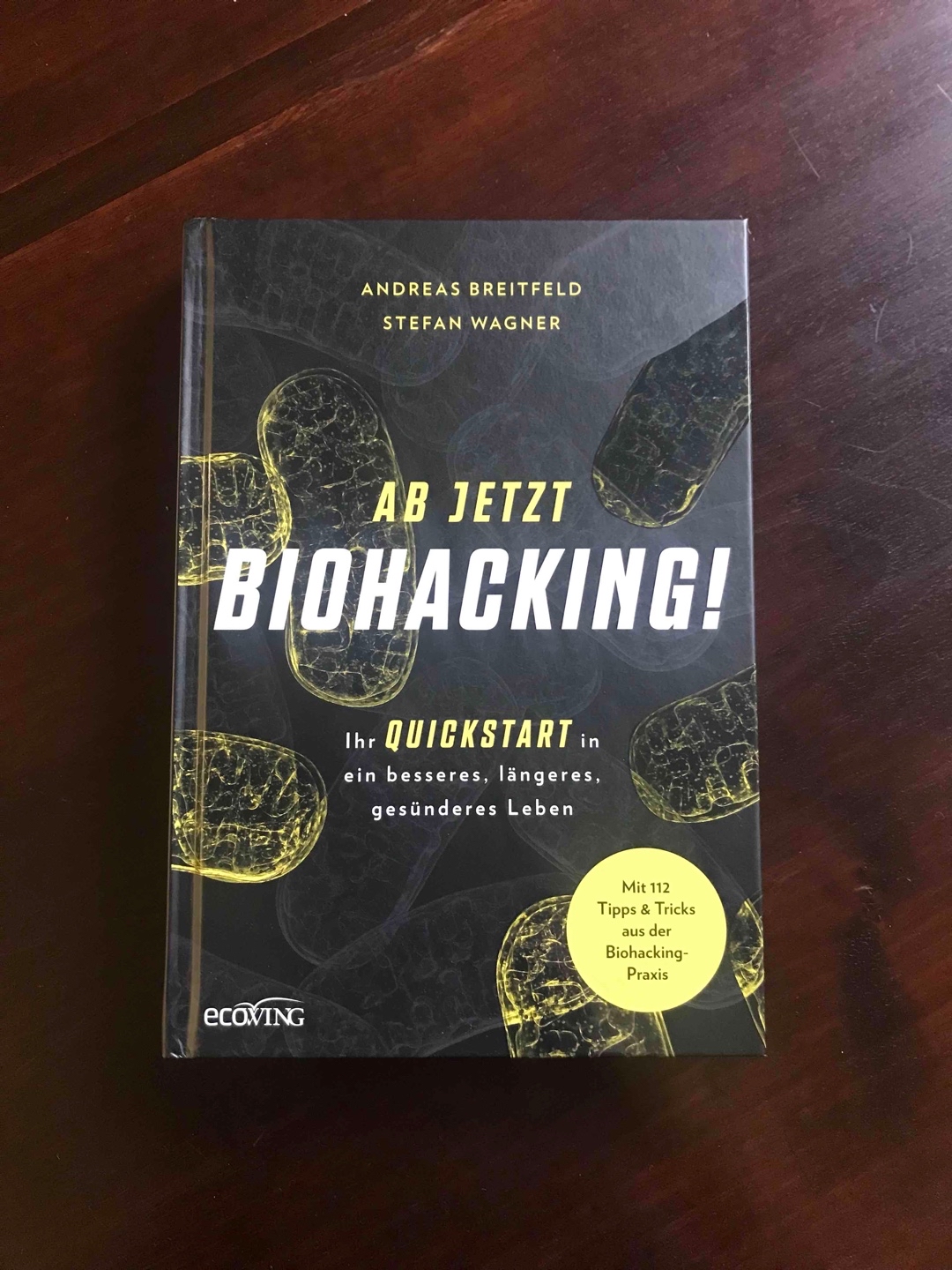 Unterhaltsames und informatives Sachbuch, welches aufzeigt, wie man mit kleinen Schritten sein Leben, seine Gesundheit und Mentalität verbessern kann.