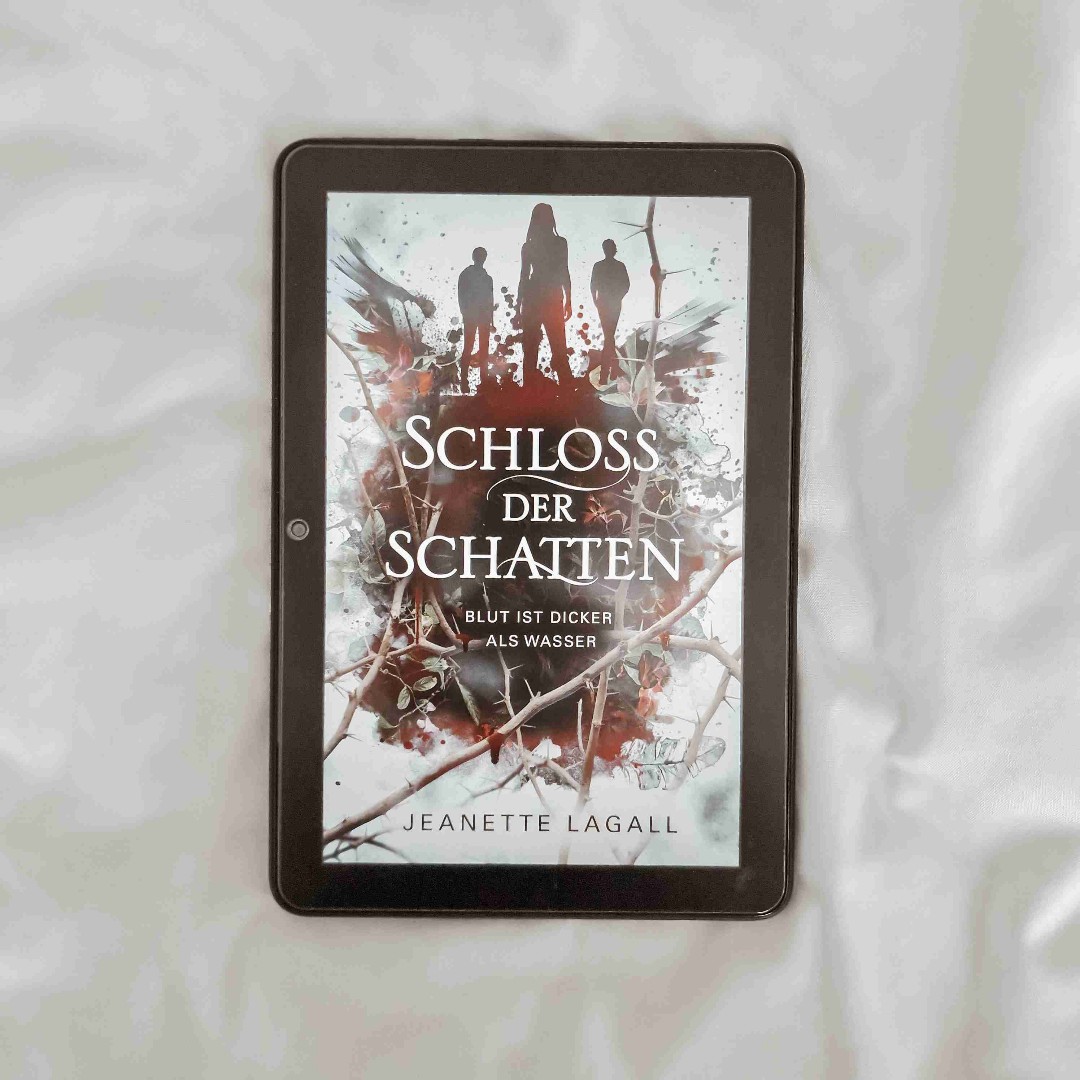 Jelly 💕, Schrumpfköpfe 😅🤭 und ein nicht so charmanter Vampir 🧛🏻♂️
Für mich ein wirklich gelungener Auftakt, der mich fesseln konnte!
Die liebe Jeanette hat da genau meinen Lesegeschmack getroffen und den Humor fand ich grandios. Mehrmals habe ich mich dabei ertappt, wie ich lauthals lachen musste.
Eine Story nicht nur mit Humor, sondern auch spannenden Momenten, einer starken Protagonistin und der richtigen Prise Liebe ohne zu viel Kitsch.
Wer Stories mit Vampiren, Werwölfen, Gestaltenwandlern und Hexen mag, der sollte sich ins Schloss der Schatten begeben und gemeinsam mit Aurica das Geheimnis des magisch versiegelten Kellers lüften!