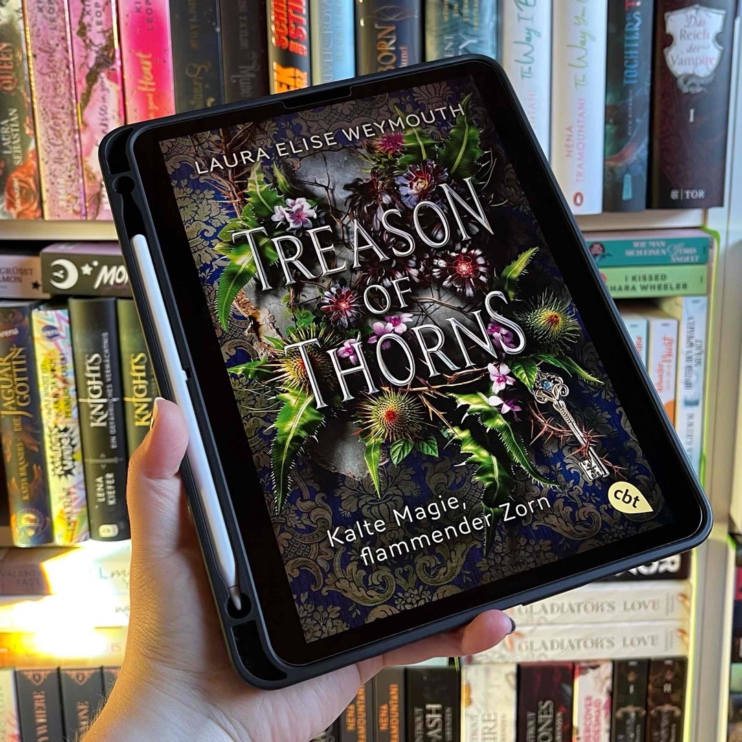 „Treason of Thorns: Kalte Magie, flammender Zorn“ hat ein unfassbar interessantes Magiekonzept und die Umsetzung der Geschichte gefiel mir richtig gut. Allerdings hatte ich das Gefühl, ziemlich lange für das Buch zu brauchen und leider konnte es mich auch nicht so packen und mitreißen, wie ich es mir gewünscht hätte, ansonsten hätte es ein Highlight werden können.