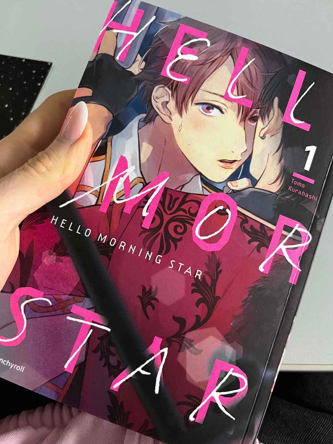 Idols sind eigentlich überhaupt nicht meins und ich hab den Titel nur wegen dem Cover gekauft. Aber oha ich bin so in Love mit dem Manga😍 Das hat meinen Morgen wirklich versüßen können und die expliziten Szenen waren zwar da, aber gut eingebunden💓!
Nr. 201 #Time2ReadWeek Nr. 14