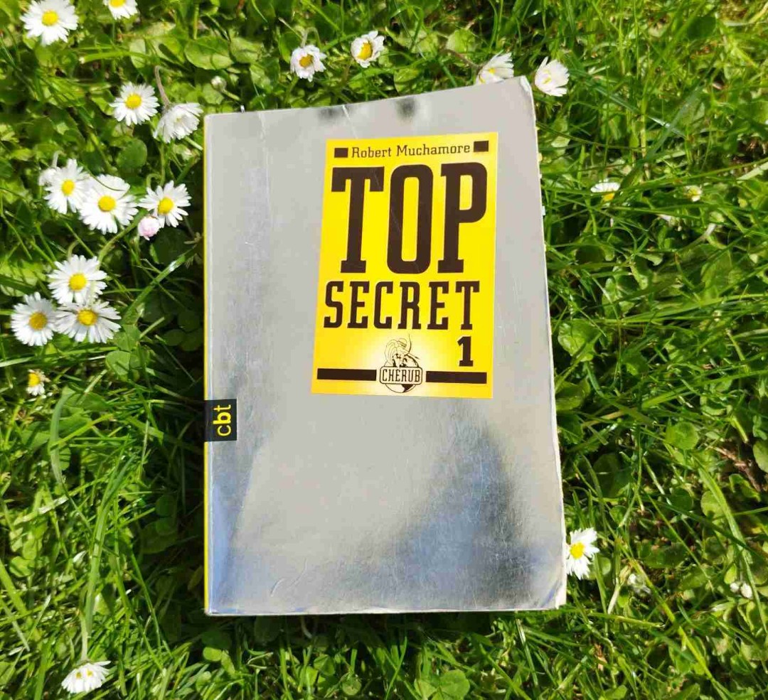 INHALT
Jugendliche Agenten ermitteln für den MI 5!
CHERUB ist eine Unterorganisation des britischen Geheimdienstes MI 5 und das Geheimnis ihres Erfolges sind – mutige Kids. Die jungen Agenten werden weltweit immer da eingesetzt, wo sie als unverdächtige Jugendliche brisante Informationen beschaffen können. Doch vorher müssen sie sich in einer harten Ausbildung qualifizieren!
Auch James brennt nach diesem Härtetest auf seinen ersten Einsatz: Eine Gruppe von Öko-Terroristen bereitet einen Anschlag mit tödlichen Viren vor ...