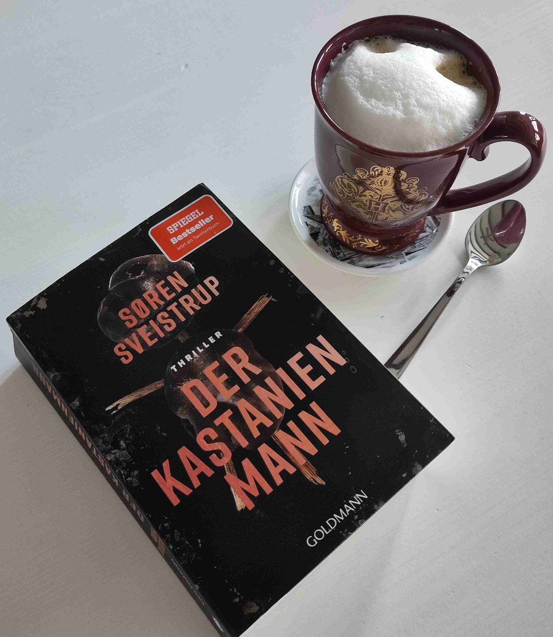 Guter Thriller, der fast durchgehend die Spannung halten kann. 🌳🌰