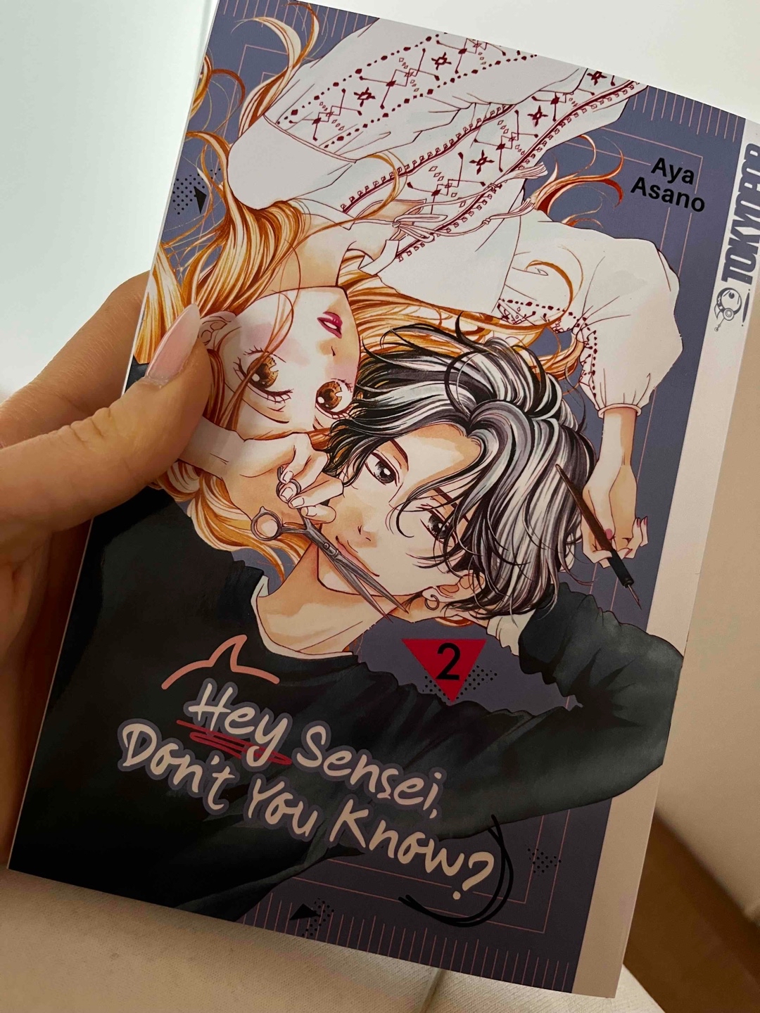 Ich wollte Band 2 noch eine Chance geben und der hat mir auch besser gefallen als Band 1, da es einfach mehr zu Sache geht als bei anderen Romance-Manga. Jedoch gibt es Szenen bei denen ich mir wirklich nur an den Kopf fassen kann haha😂 Was nun?👀