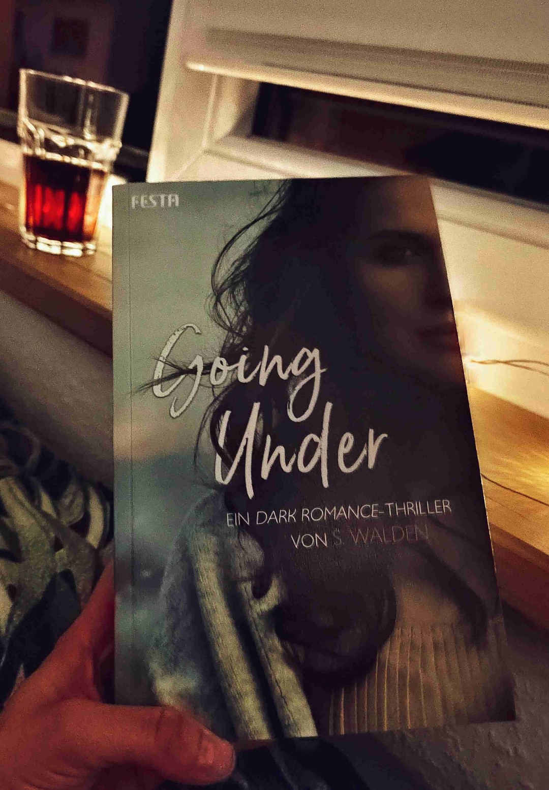 Okay. Wow!
Zwischenzeitlich stelle sich mir die Frage, ob mal was passiert, oder ob es ein Standard american Teenie Buch wird. Es erinnerte mich zwischenzeitlich auch mal an 13 reasons why. Dann die letzten 100 Seiten.. Ich hatte am Ende kurz Tränen in den Augen! Hartes Thema, nichts für sensible Menschen, umso wichtiger fand ich die Worte der Autorin am Ende!
Angenehme Kapitellänge, teilweise von einer auf die nächste Seite Zeitsprünge, aber: Lesempfehlung meinerseits!