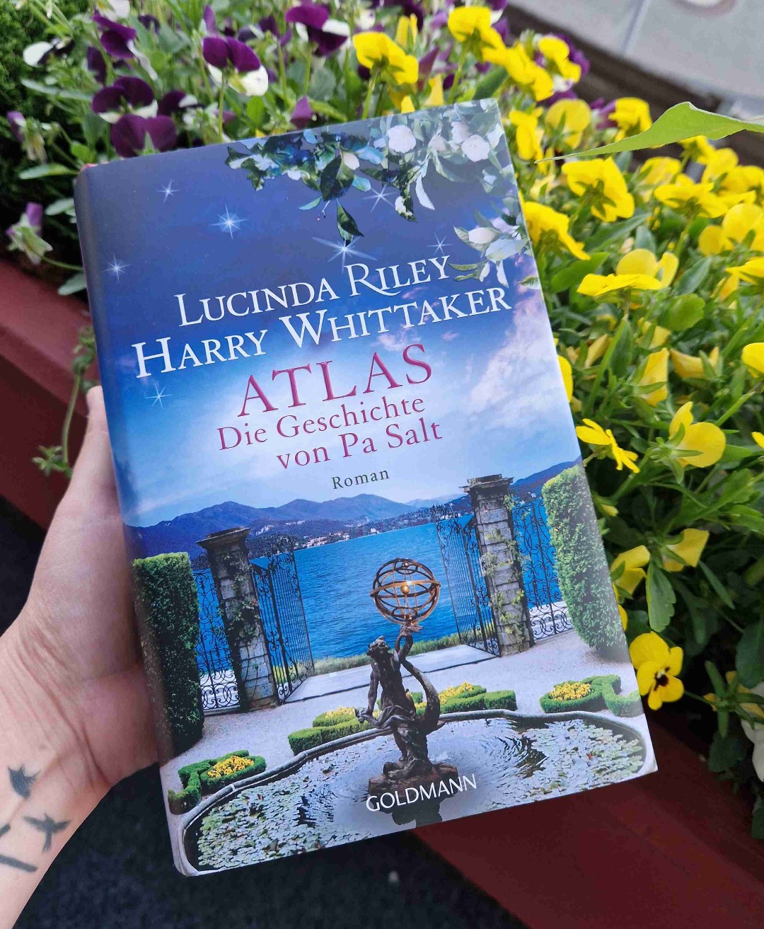 ⭐️⭐️⭐️⭐️⭐️
Endlich... nach so vielen Jahren erfahren wir Pa Salts komplette Geschichte und wie er zu seinen Sieben Töchtern gekommen ist.
Harry Whittaker, der Sohn von Lucinda Riley, hat es geschafft, die Geschichte zu einem würdigen Abschluss zu bringen. Ich habe das Buch verschlungen, war ich doch schon so lange neugierig, was es mit Pa Salt auf sich hat.
Mit Lucinda Riley ist eine meiner absoluten Lieblingsautorinnen leider inzwischen verstorben 😭 Ich behalte die Sieben Schwestern, Pa Salt und all ihre anderen tollen Romane in bester Erinnerung und hoffe, Lucinda geht es dort, wo auch immer sie nun ist, gut 🙏🏻❤️
Deswegen auch ganz klar ⭐️⭐️⭐️⭐️⭐️