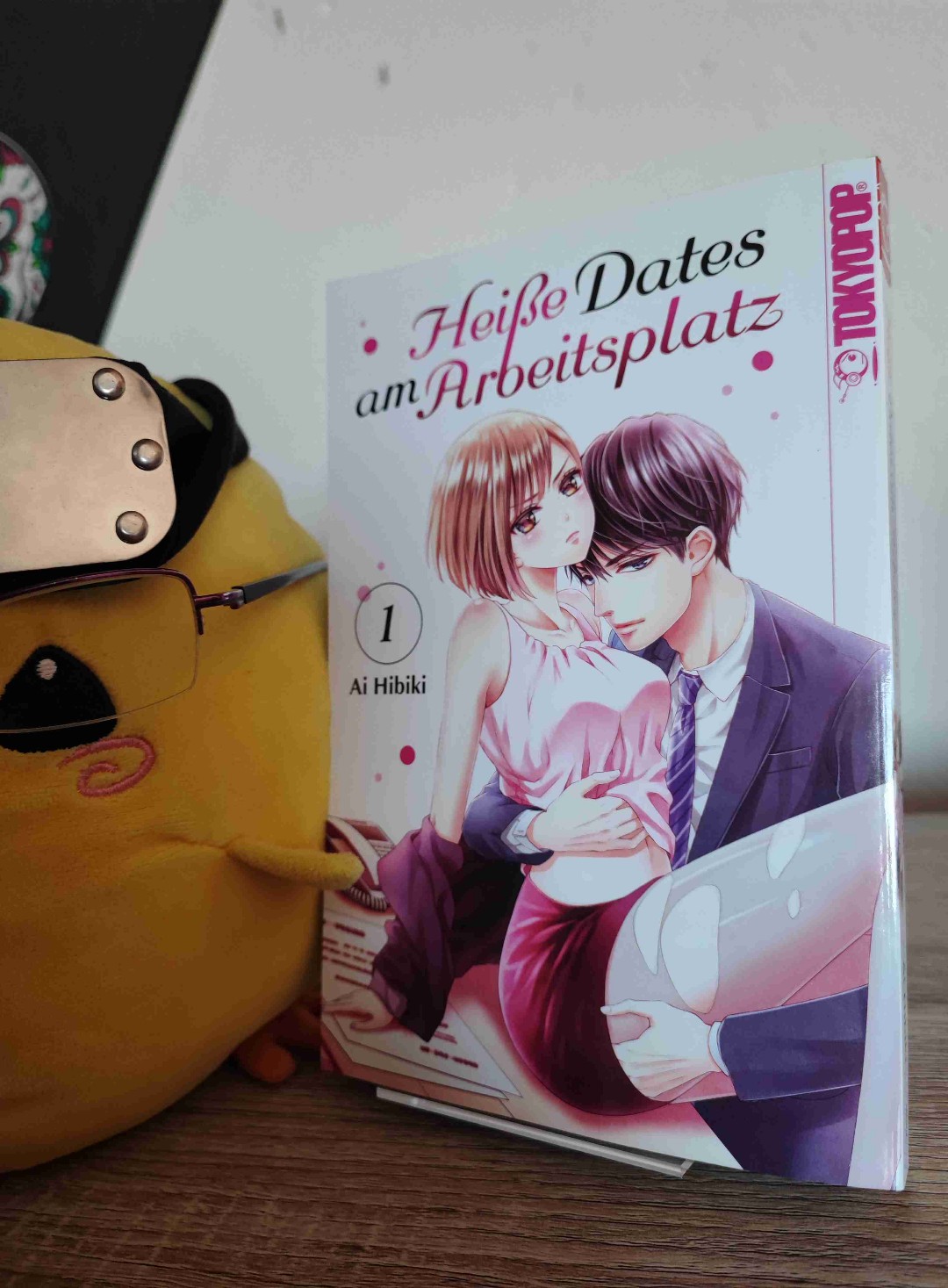 🎀 Kurz Beschreibung 🎀
Der Manga ist echt Erotisch und etwas seltsam. Wie geht man den auch mit der Arbeitskollegin um die einen Hasst und genau deshalb möchte das du sie V3rg3waltigst. Takigawa muss sich diesem Problem nämlich stellen, seine Arbeitskollegin Narita möchte nämlich genau das von ihm und das obwohl sie ihn Hasst. Narita hat nämlich genau so eine vorlieb und Takigawa soll ihr nun helfen diese Vorliebe auszuleben.