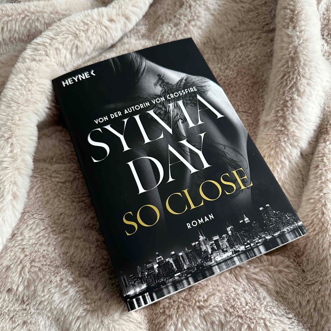 Du hast Lust ein Buch zu lesen mit viel smut, gegenseitige Obsession und viel Familiendrama? Dann ist So Close von Sylvia Day genau das richtige für dich!