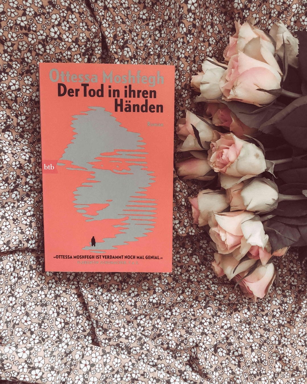 Ich halte sehr viel von der Autorin und möchte mehr von ihr lesen. Aber es ist nichts, was man huschi husch weglesen kann, sondern es braucht Zeit und Motivation 🥰.