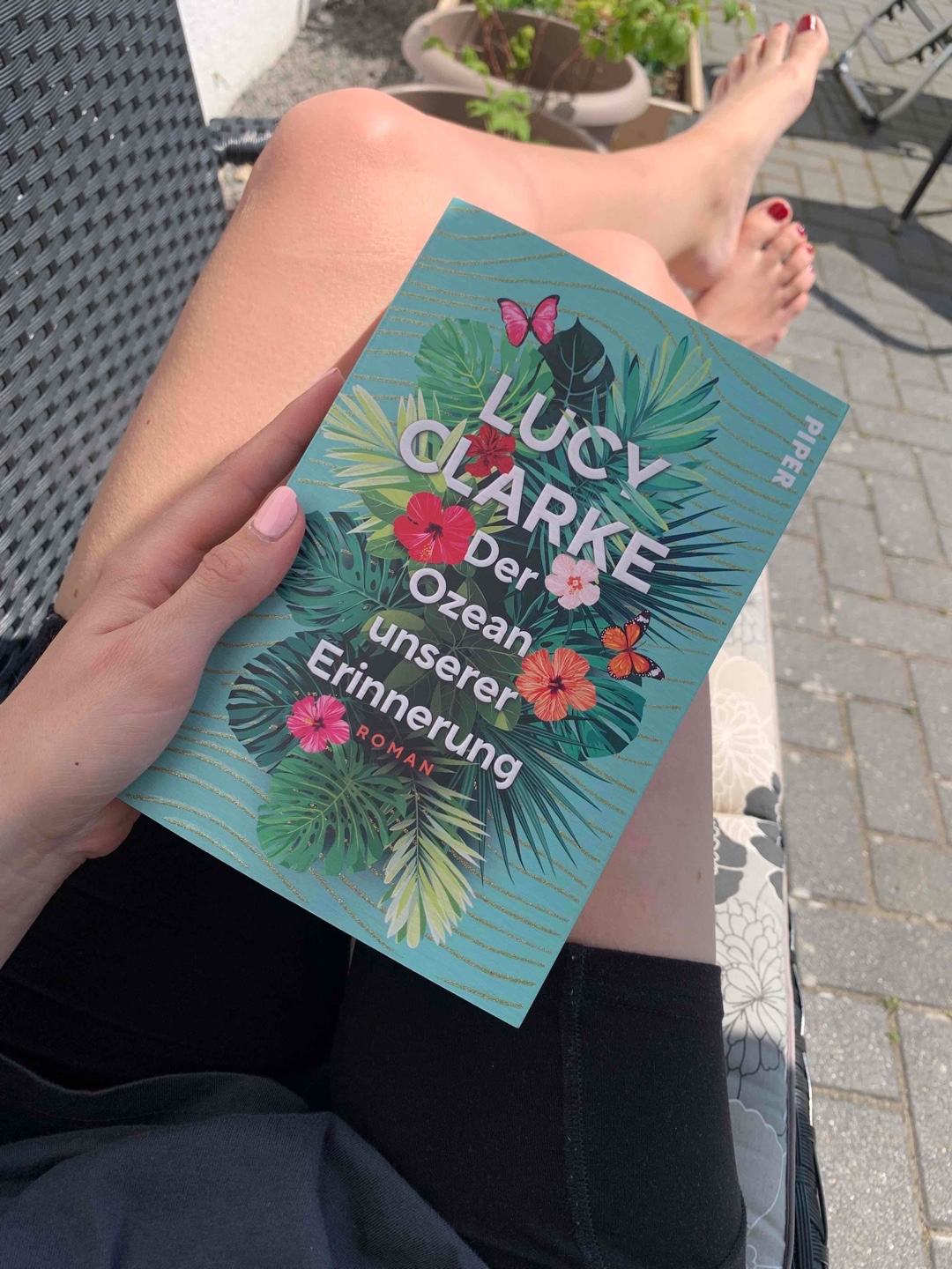 Ein sehr spannender Schwestern Roman, der aus der Sicht „Damals|Lori“ und „Heute|Erin“ geschrieben ist. Dieser Wechsel bringt einen dazu, das man immer weiter lesen will.
Lori und Erin wollten zusammen einen Urlaub in Fidschi machen, doch ein Streit trennt die beiden und Lori steigt alleine in den Flieger zur Ziel-Insel. Doch als das Flugzeug spurlos verschwindet, macht sich Erin auf die Suche nach Antworten. Sie glaub nicht das Lori tot sein könnte, nachdem zwei Jahre später der Pilot der Maschine wieder auftaucht..