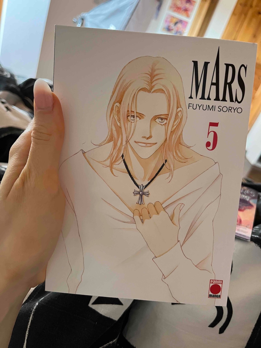 🌸 Mars 5 (ReziEx)
▫️Nr. 220 ||
Rei hat sich in diesem Band einiges bei mir verspielt. Seine Aktionen gehen halt wirklich nicht klar. Kira stützt sich auch viel zu krass auf ihn. Ob das gut gehen wird. Es waren auf jedenfall heftige Szenen am Start!
- Triggerwarnung -
