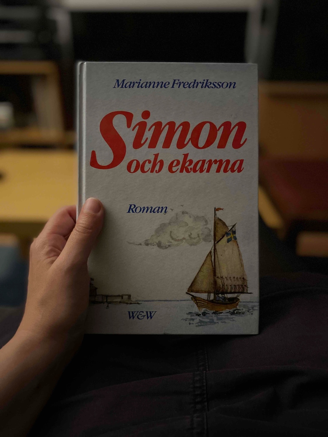 „Simon och ekarna“ (dt. „Simon“) ist ein berührendes, poetisches und vielschichtiges Buch über das Erwachsenwerden in schwierigen Zeiten, über Liebe, Hass, Schuld und Kummer, über Träume und Phantasien, Mythen und Gleichnisse - und über das Leben an der Westküste Schwedens in den 1930er-1950er Jahren.