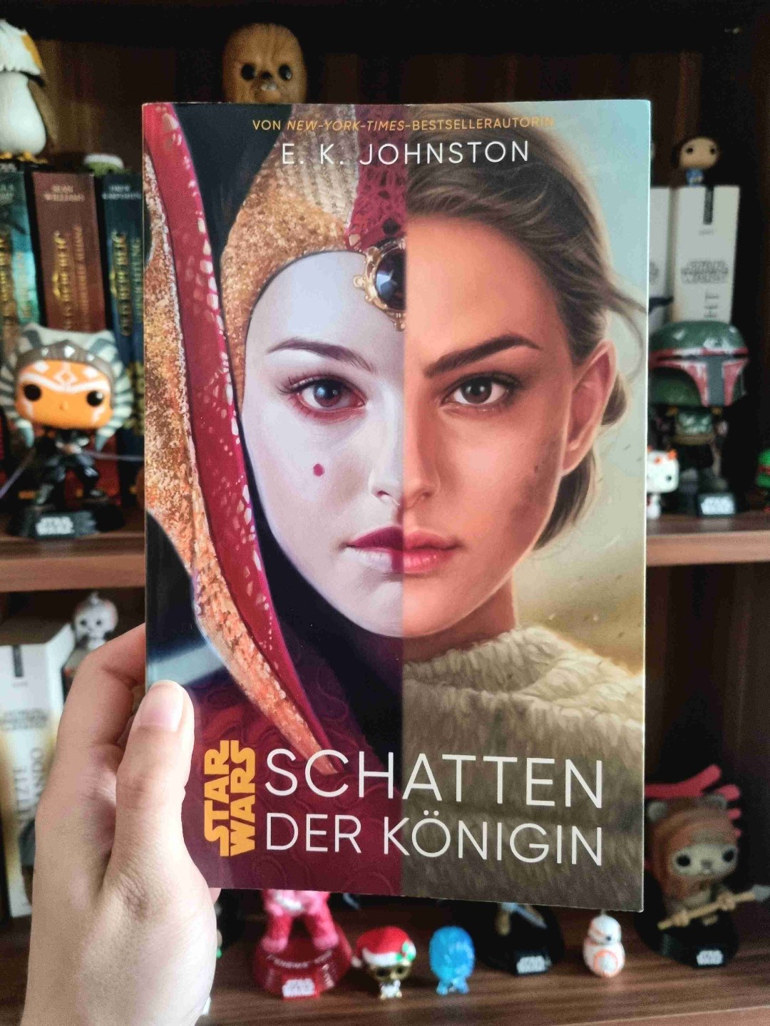 Einführung in das Leben Amidalas und ihrer neuen Rolle als Senatorin.
Spannend: Das Buch bietet unter anderem Einblicke in all die Hürden, die Padmè in den Weg gestellt bekommt.