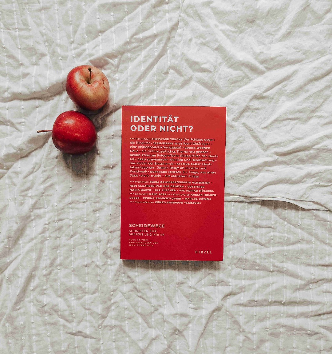 Das Buch macht die Bedeutung von Identität für Einzelschicksale deutlich und arbeitet gesellschaftliche Entwicklungen heraus, ohne thematisch auf der Stelle zu verharren, sondern ein weitereichendes Bild von dem Spektrum von Identitätspolitik zu zeichnen.