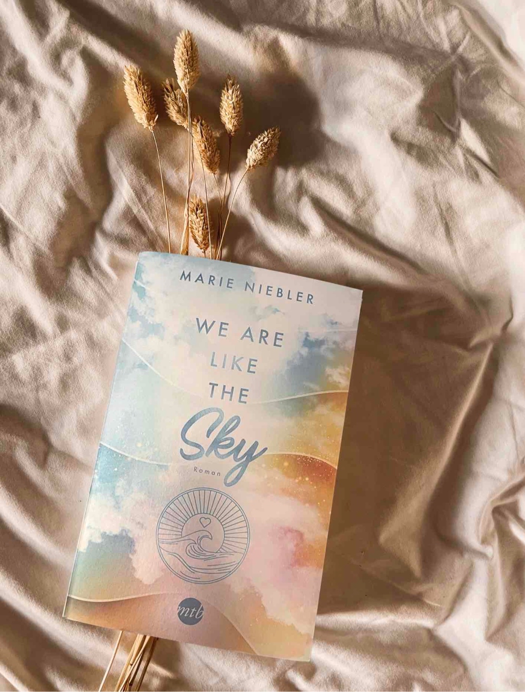 »We Are Like The Sky« handelt von Wehmut, Vermissen, Wiedersehen, zweite Chancen, Liebe, Mut und Träumen, die selbst die stärksten Stürme überstehen.
