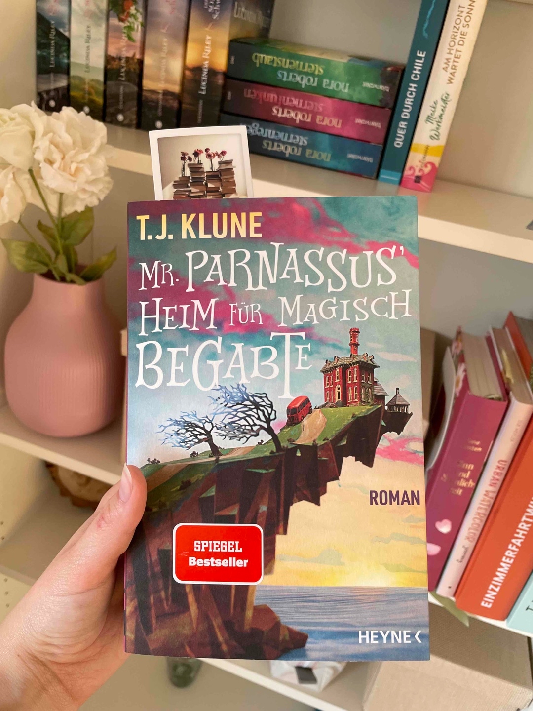 Eins meiner Jahreshighlights ⭐️ die Geschichte ist unglaublich schön und herzerwärmend. Und die Charaktere der sechs Kinder sind meisterhaft. Ich habe oft beim Lesen schmunzeln müssen. Eine absolute Empfehlung für alle, die Lust auf was Außergewöhnliches haben. 