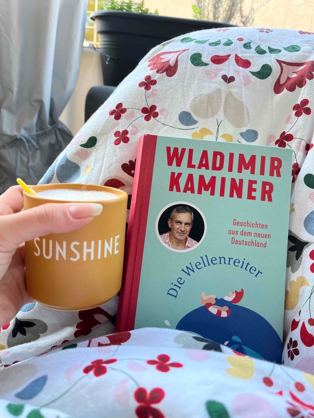 Ein sehr unterhaltsames Buch, welches in noch einmal zurück zu den Anfängen der COVID Pandemie führt und uns aufzeigt, was sich nicht alles verändert hat.
Das Buch legt mit viel Humor und Witz den Finger in die Wunde und zeigt teilweise irrwitzige Regelungen und Lücken dieser Pandemie auf.
Ein sehr unterhaltsames Buch, welches ich Euch auf jeden Fall empfehlen kann.