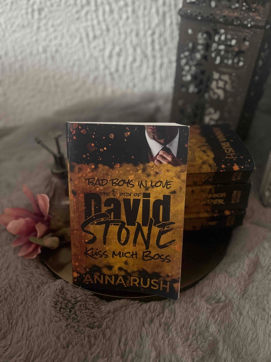 Dieses Buch hat mich- wie auch die anderen- total in seinen Bann gezogen und ich konnte es nicht aus der Hand legen! Die Chemie zwischen den Charakteren ist einfach perfekt, die Story liebevoll gestaltet und eine Prise Humor ist auch vorhanden 🥰 (Bände können unabhängig voneinander und in beliebiger Reihenfolge gelesen werden)