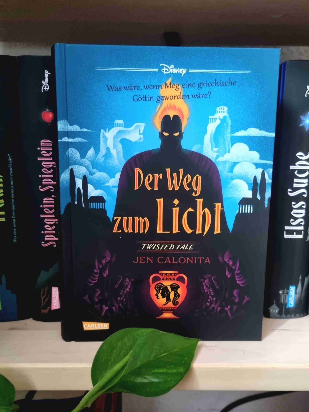 "Dass es dazugehört, manchmal um Hilfe zu bitten und nicht zu denken, dass das ein Zeichen von Schwäche ist. Liebe heißt auch, sich dem anderen zu öffnen, ganz egal was dabei herauskommt."
Wow!
Vorweg: Ich habe schon immer Disneys Herkules geliebt. Aufgrund dessen war dieses Buch für mich ein Muss und ich wurde auf keiner Seite enttäuscht.
Und ich muss sagen, ich würde das Buch als Fortsetzung bedingungslos absegnen.
Einziger Minuspunkt: mit knackigen 304 Seiten ist die schöne Story einfach viel zu schnell vorbei.
