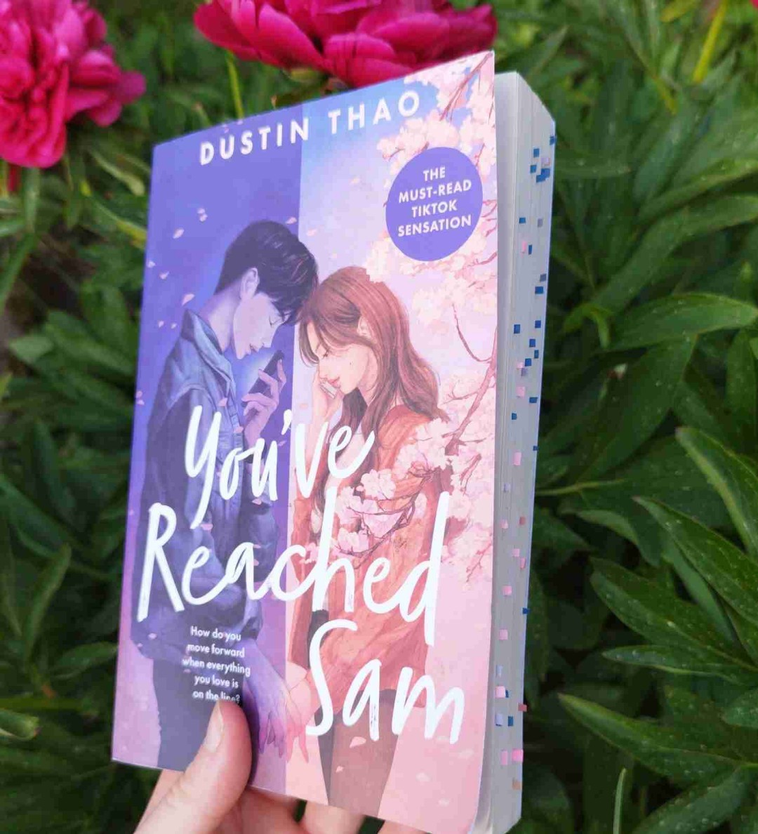 INHALT:
Seventeen-year-old Julie Clarke has her future all planned out-move out of her small town with her boyfriend Sam, attend college in the city; spend a summer in Japan. But then Sam dies. And everything changes.
Heartbroken, Julie skips his funeral, throws out his belongings, and tries everything to forget him. But a message Sam left behind in her yearbook forces memories to return. Desperate to hear him one more time, Julie calls Sam's cell phone just to listen to his voice mail recording. And Sam picks up the phone.
The connection is temporary. But hearing Sam's voice makes Julie fall for him all over again and with each call, it becomes harder to let him go.
What would you do if you had a second chance at goodbye?