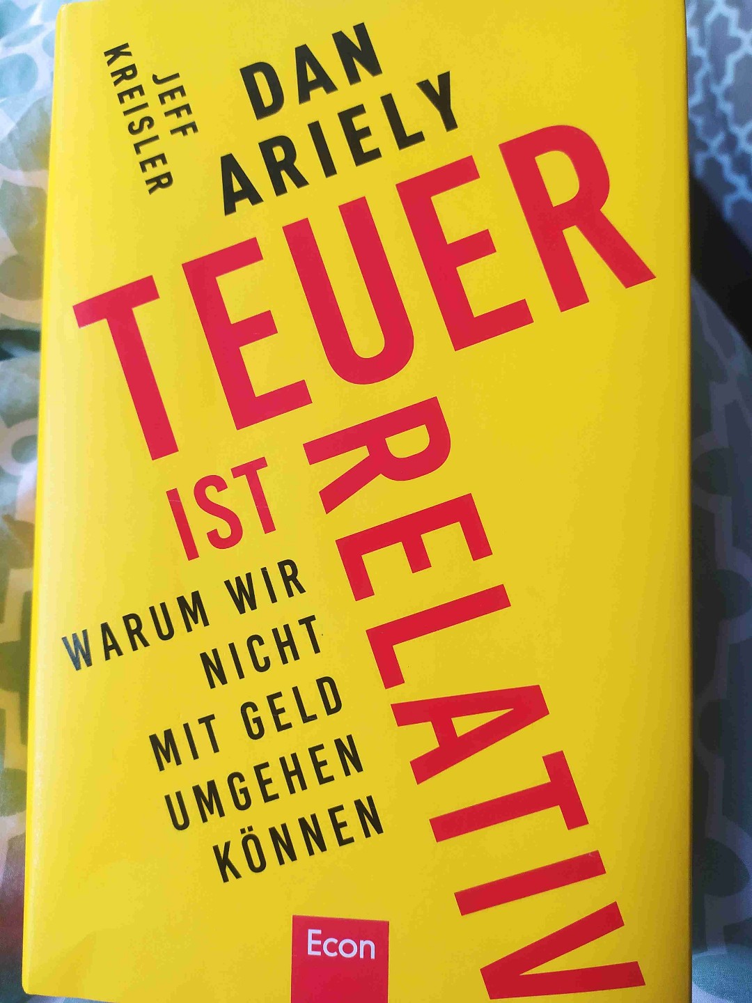Absolute Empfehlung um sich Mal wieder in Erinnerung zu rufen was nötig ist und was nicht in einer Welt in der das bezahlen einem immer leichter gemacht wird...