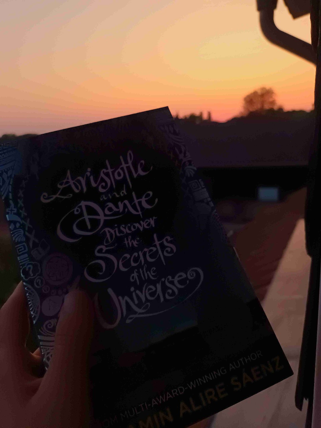 Finished: 18.06.23
Das Buch ist sehr gut, aber es ist nicht so romance wie es angibt zu sein. Overall gutes Buch though. Werde den zweiten Teil lesen.