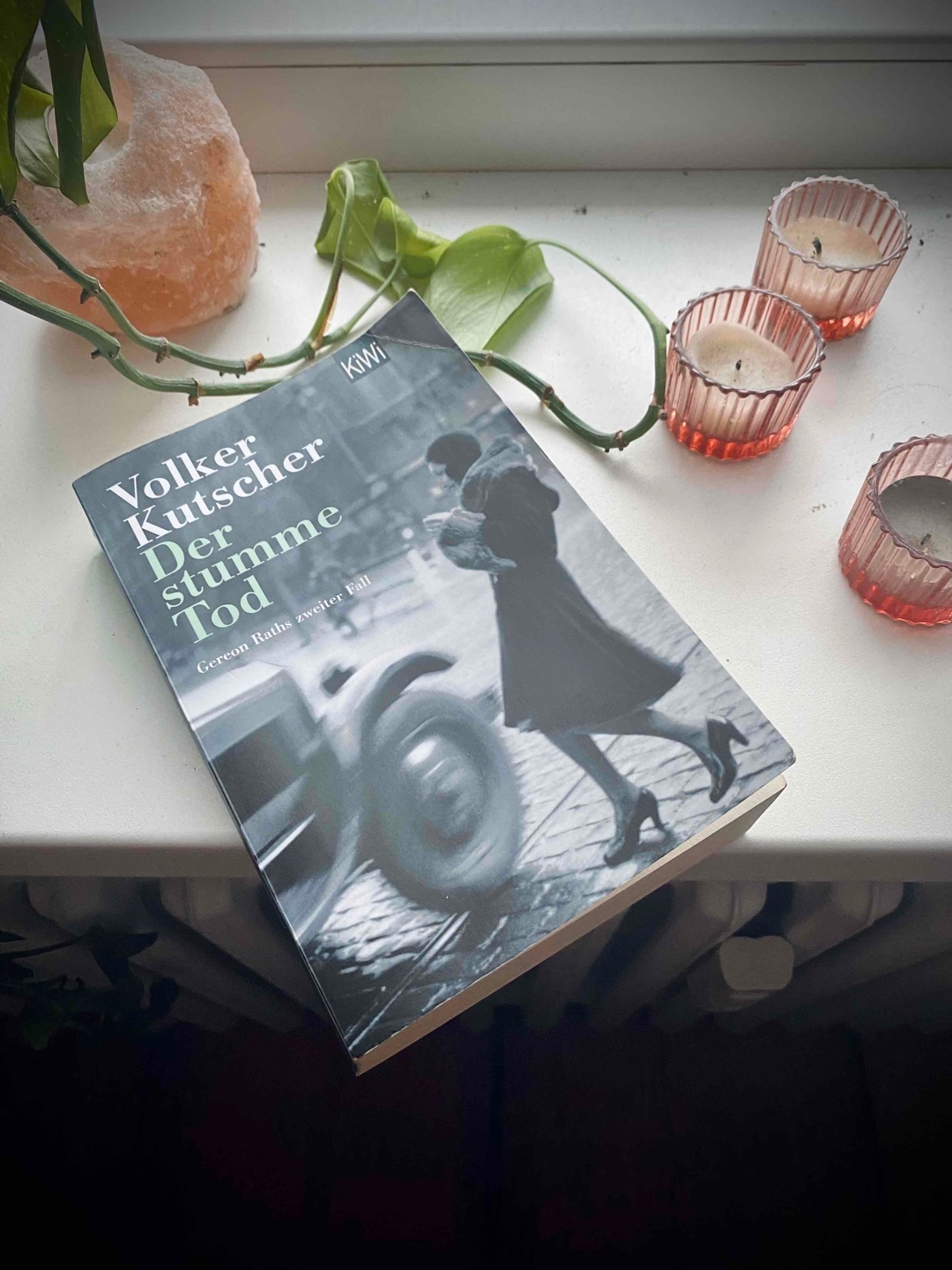 Kommissar Raths zweiter Fall - führt in die glamouröse Filmwelt, die gerade im Umbruch ist. Der Tonfilm erobert die Kinos. Doch dass scheint einer Person gar nicht zu passen.
Gereon Rath wird zu einem mysteriösen Todesfall gerufen. Betty Winter eine aufstrebende Schauspielerin kommt bei Dreharbeiten ums Leben. War es ein Unfall oder Mord? Rath ermittelt und lernt die Schattenseiten der Glitzerwelt kennen. Der Rausch nach Erfolg führt zu Machtkämpfen und Intrigen bis hin zu Sabotage.
Interessant wird es als Rath als Privatdetektiv, nach einer vermissten Schauspielerin suchen soll und eine weitere Tod aufgefunden wird. Geht in Berlin ein Serienmörder umher? Sind die Fälle miteinander verbunden? Rath ermittelt meist im Alleingang und hat wieder einmal Kontakt zur Unterwelt. Wird es gut gehen?