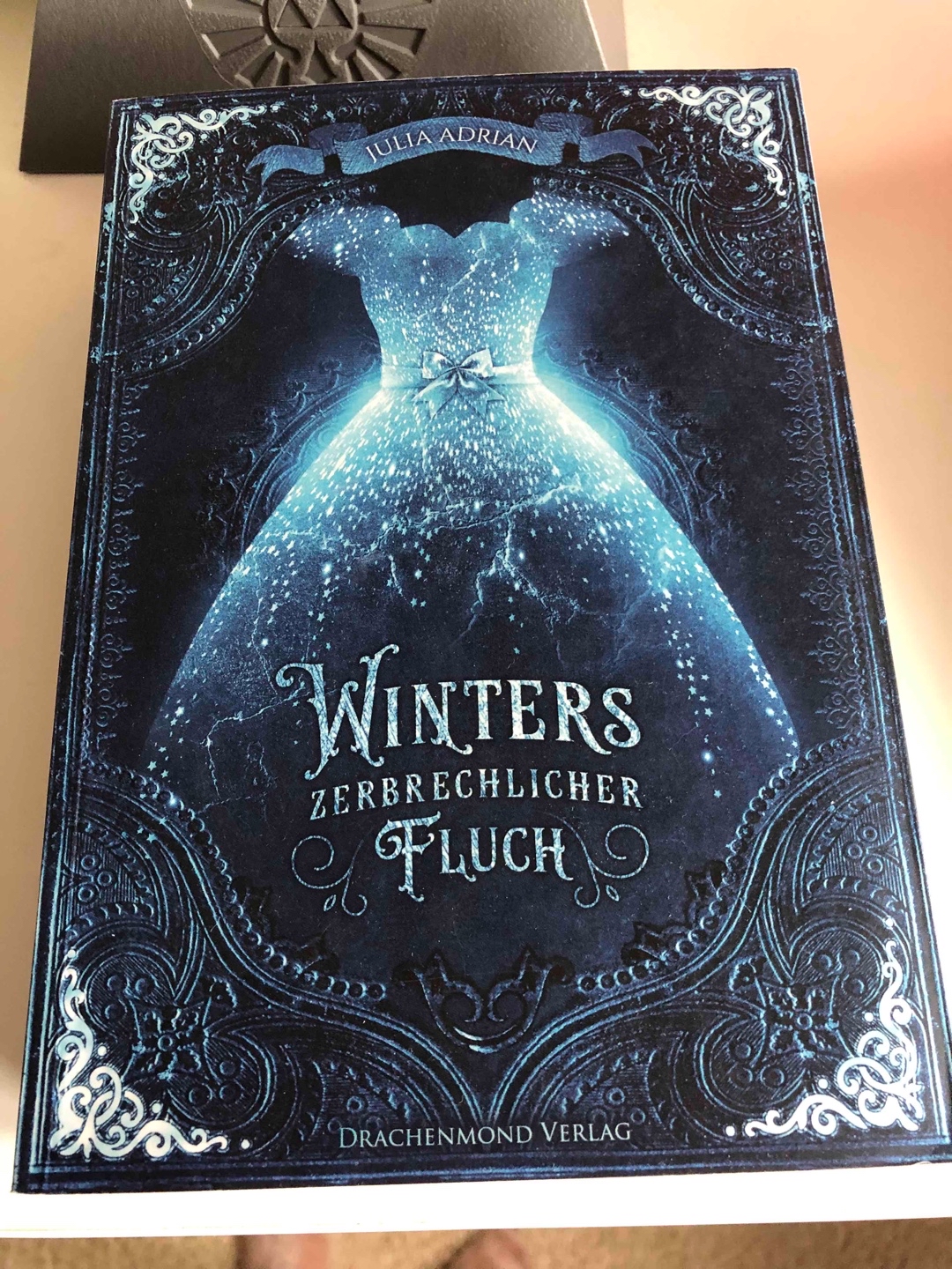 Ich liebe dieses Buch 🥰 so eine tolle, fesselnde Geschichte aus vielen bekannten Märchen. Es ist einfach schön all das zu entdecken 