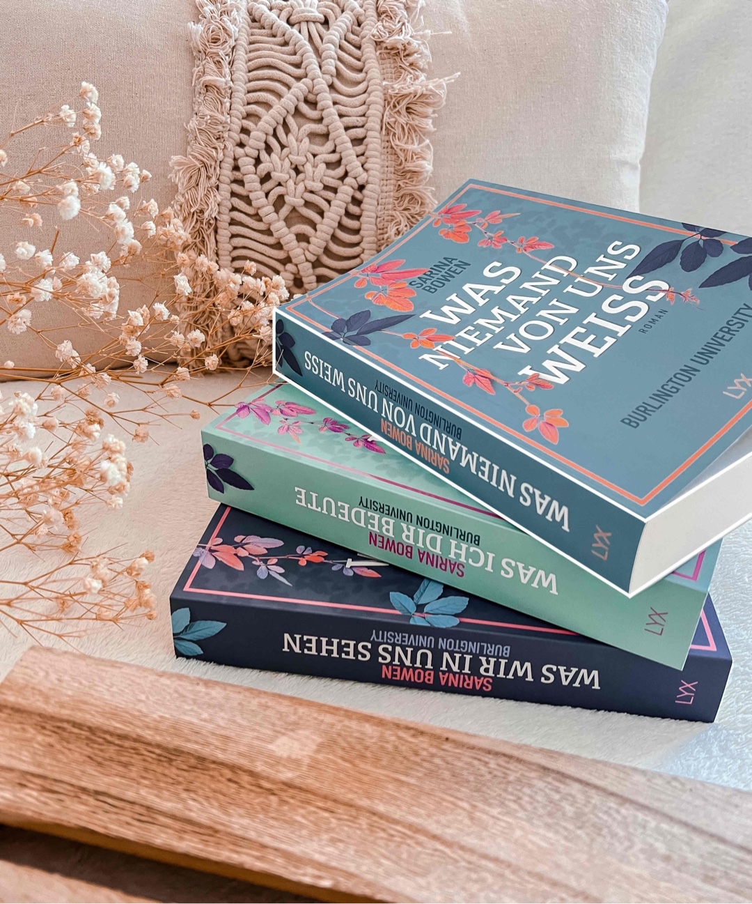 Was niemand von uns weiß hat mich toll unterhalten und die Gay Romance war eine schöne Abwechslung. Die Protagonisten wirken mit ihren Stärken und Schwächen sehr real und passen perfekt zueinander. Eine ruhige, gefühlvolle und humorvolle Geschichte, die sich auch um die LGBTQ-Community, Selbstfindung und Coming-out dreht.