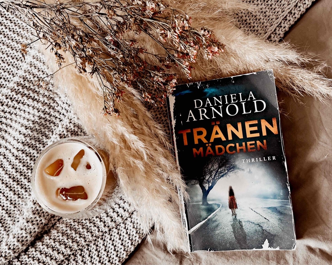 Super spannendes Buch! Leider eine schnelle Auflösung zum ende aber dennoch hat es super Spaß gemacht es zu lesen. Prolog sowohl auch der Epilog vor allem der hat mich sehr beeindruckt, & sogar etwas berührt