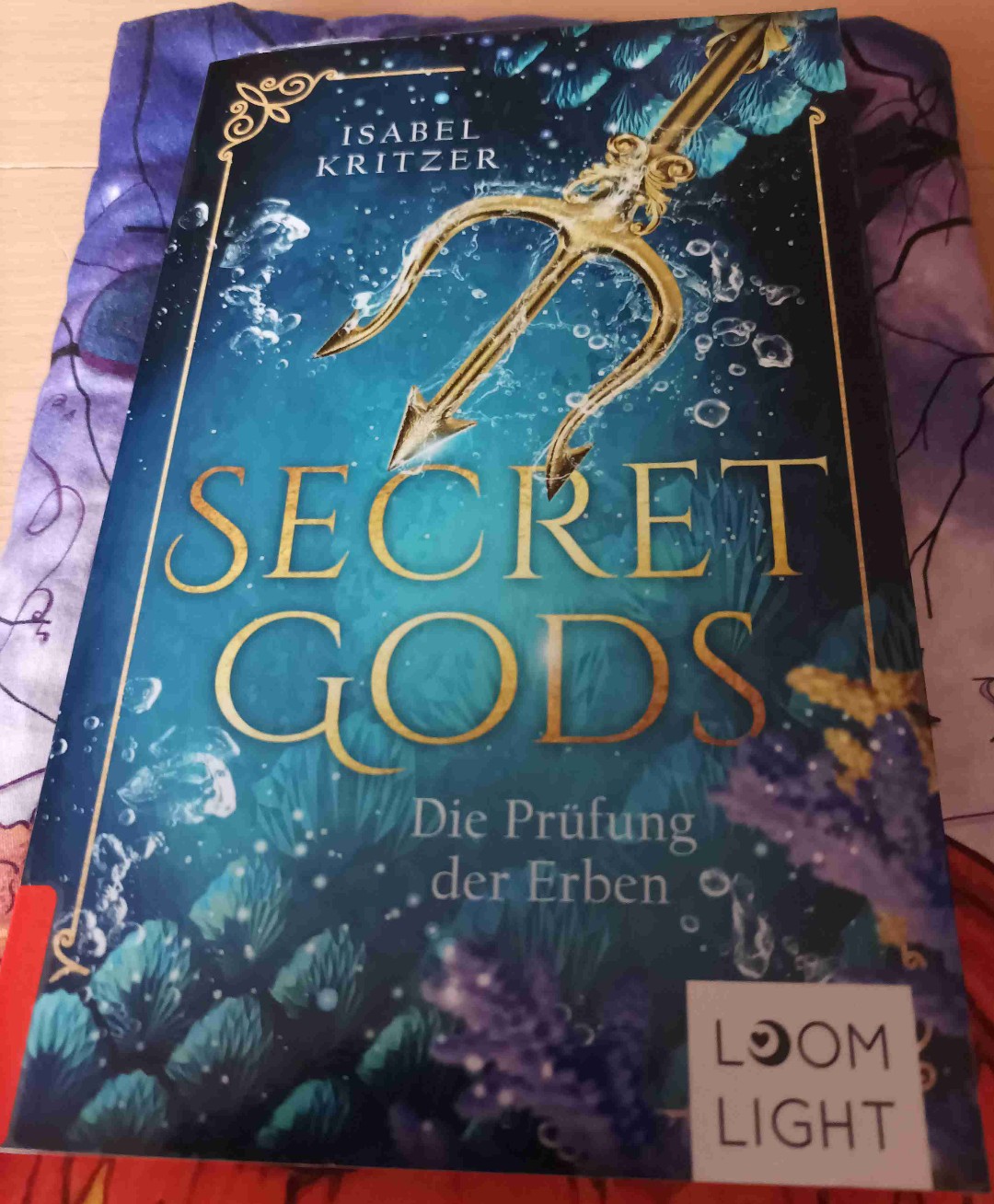 Hat mir auch beim zweiten Mal lesen sehr gut gefallen. Deshalb empfehle ich es weiter.