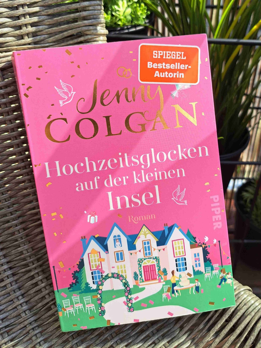 Süßes Buch über zwei Hochzeiten, Chaos, Missverständnissen und Liebe. Leicht zu lesen und man muss nicht die vorrigen Bücher gelesen haben, was ich ganz gut fand. :) trotzdem neugierig wie das alles mal zustande kam.