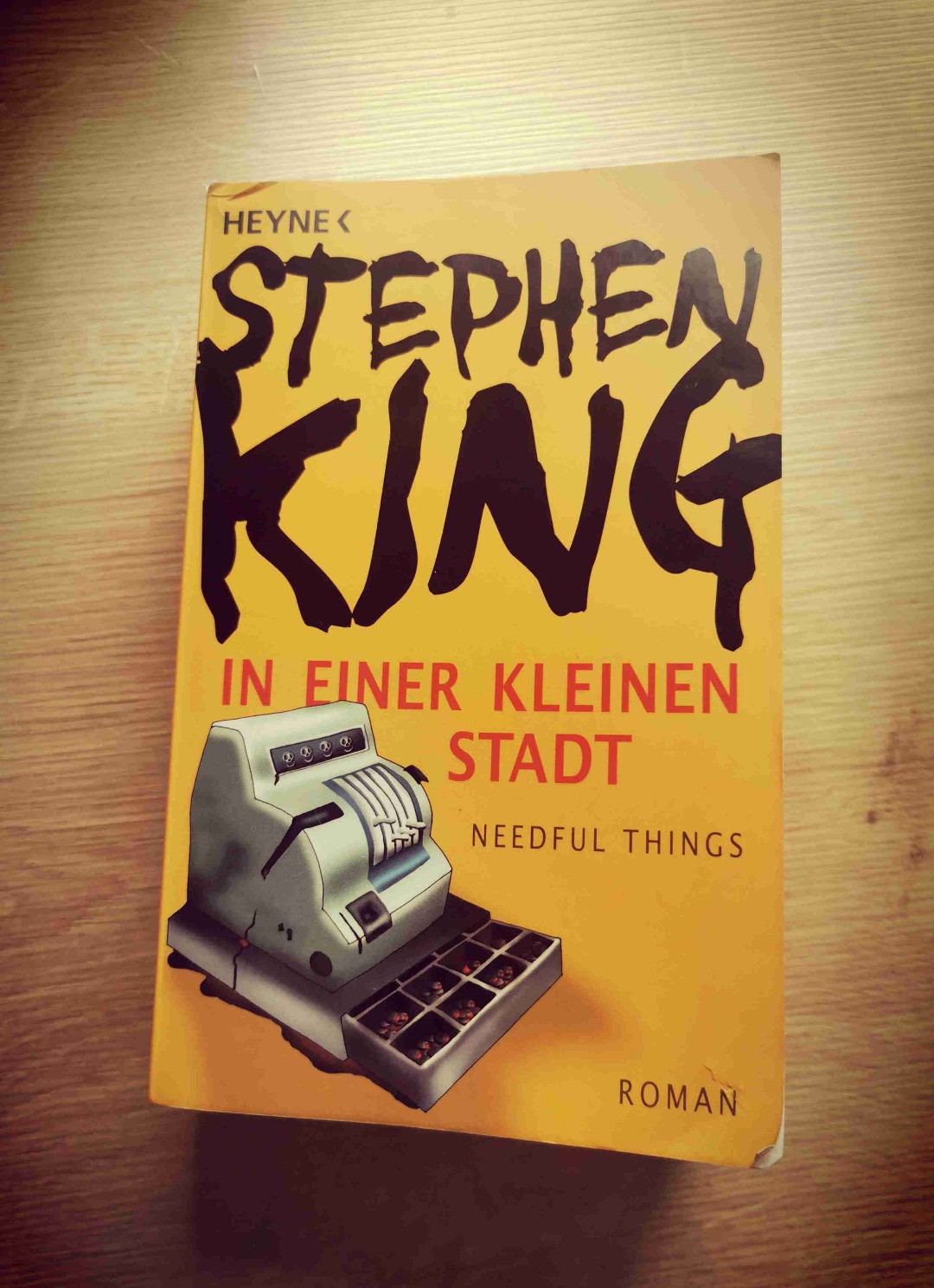 Vorweg muss ich sagen, dass es mein erstes Buch von Stephen King war und ich war total gespannt zu erfahren, wovon alle immer so schwärmen.
Es hat mich definitiv nicht enttäuscht!
Es war so detailliert und facettenreich ausgearbeitet, was mir sehr gut gefallen hat🤗 am Ende hat sich alles wie ein großes Puzzle zusammen gefügt 🧩
Es war bei der Hälfte etwa sehr langatmig und am Anfang war man völlig verwirrt von den vielen Charakteren, die King ins Spiel gebracht hat.
Alles in Allem ein tolles Buch, was trotz längerer Strecken zwischendurch richtig Spaß gemacht hat 😊
Das war definitiv nicht mein letzter King👑📖