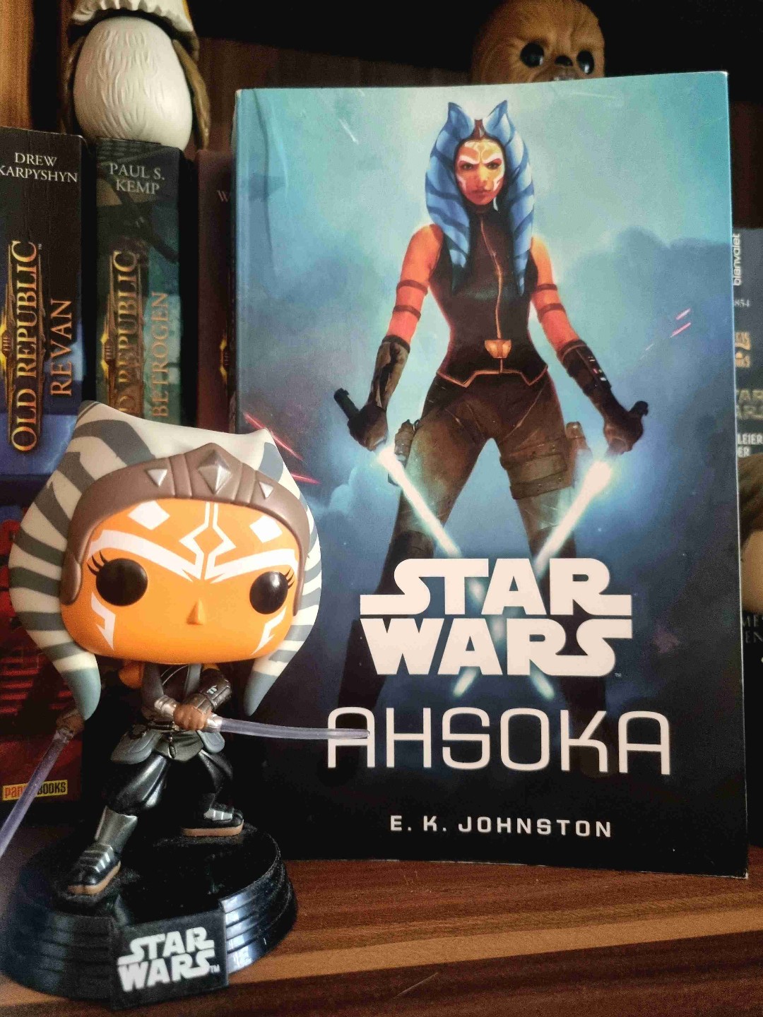Ashokas Weg zur Rebellion gegen das Imperium.
Die Story knüpft an "The Clone Wars" an und bietet Einblicke in Ashokas Denken, Handeln und Fühlen. Rundum gelungen!
Idealer Wegbereiter zur kommenden Serie? - Wer weiß, ich bin gespannt